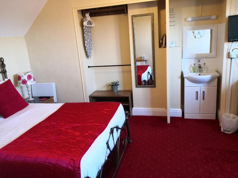 Family Room with ensuite image 4