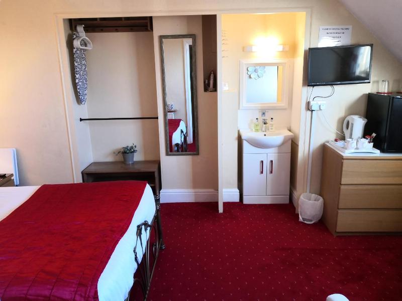 Family Room with ensuite image 3