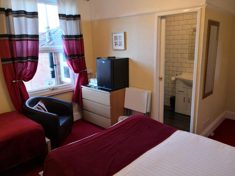 Family Room with En Suite image 1