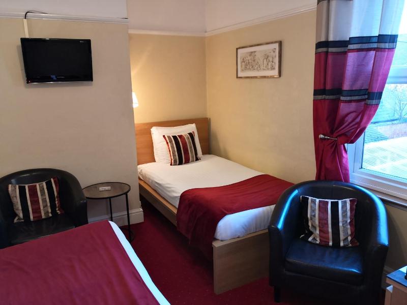 Family Room with En Suite image 3