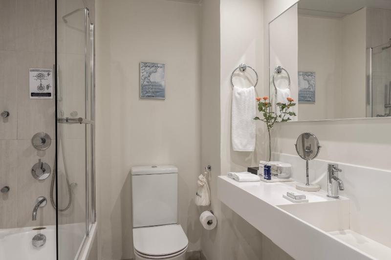 Double or Twin Room with Sea View image 3