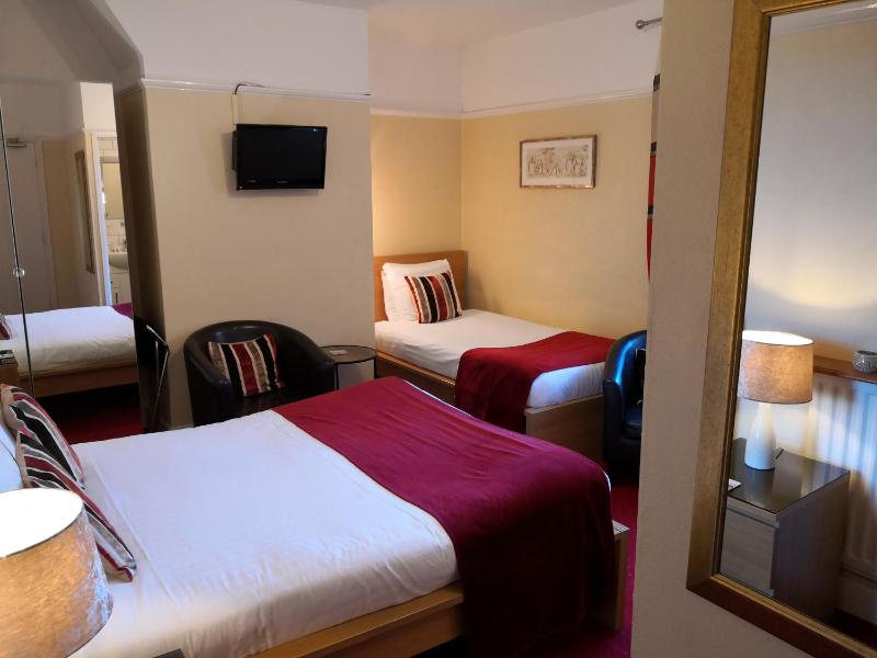 Family Room with En Suite image 4