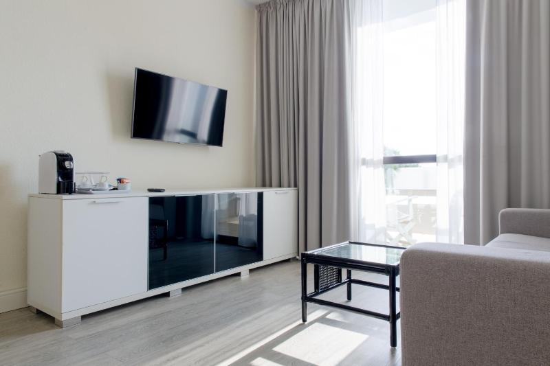 Deluxe Room image 3