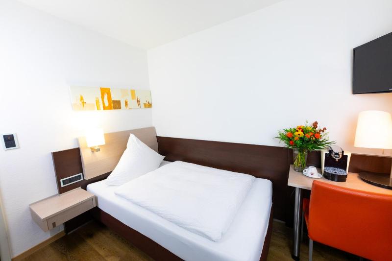 Modern Single Room image 4