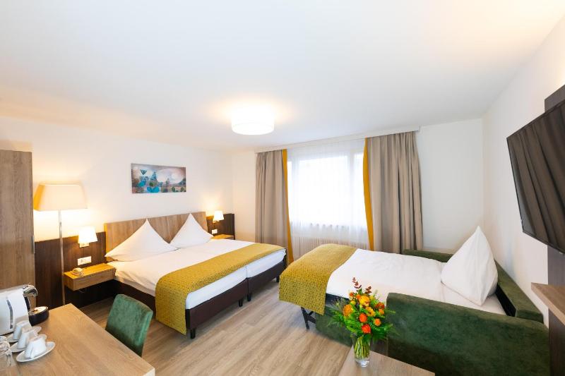 Modern Triple Room image 3