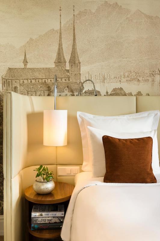 Deluxe room, Larger Guest room, 1 King image 1