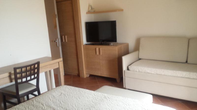 Triple Room with Balcony and Sea View image 2