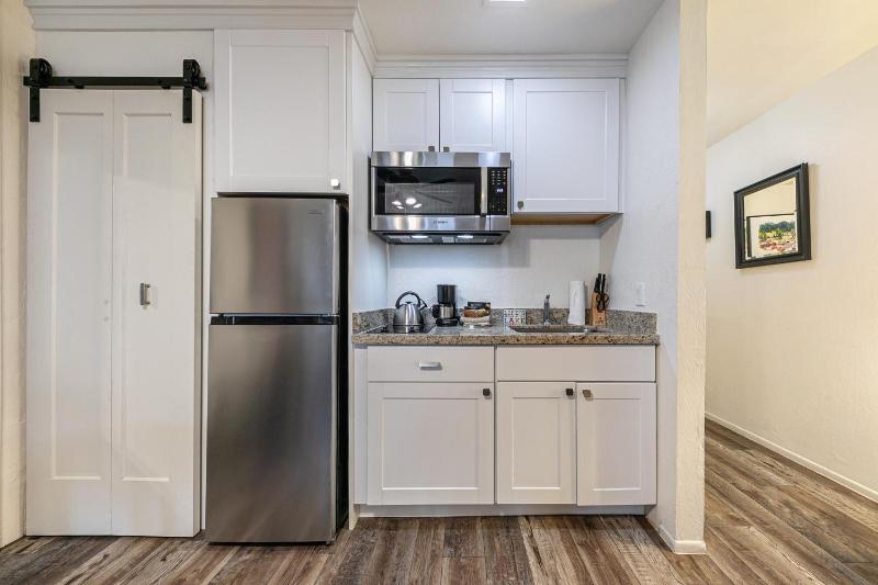 Delightful Studio w/Kitchenette #111 at Donner Lake Village - image 2