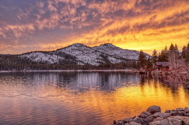Delightful Studio w/Kitchenette #111 at Donner Lake Village - image 7