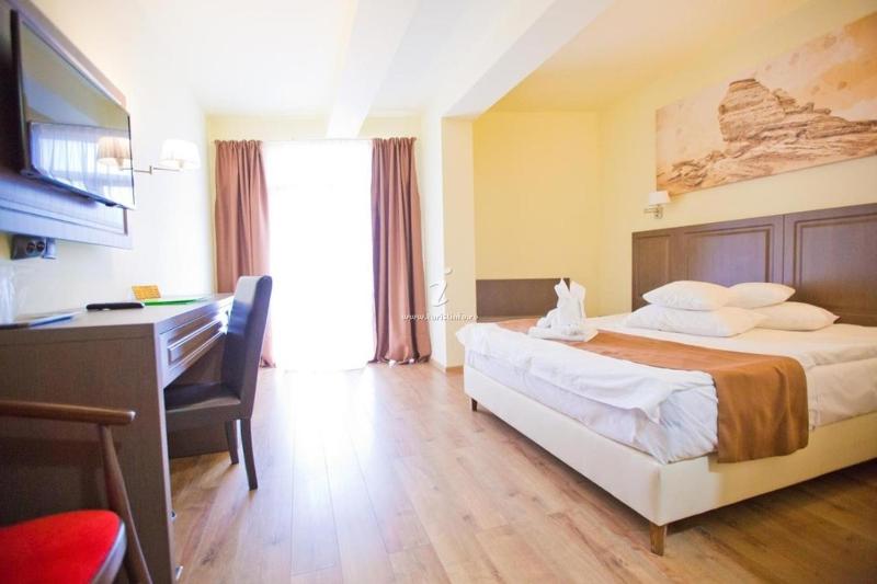 Deluxe Double Room image 3