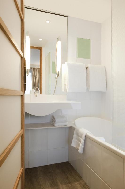 Executive Queen Room With Sofa Bed image 4