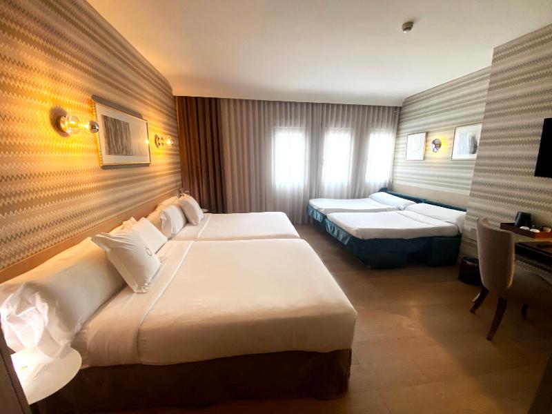 Family Room (4 Adults) image 1