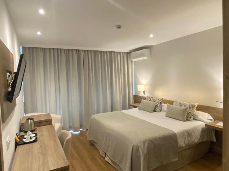 Double Room with Balcony and Pool View image 4