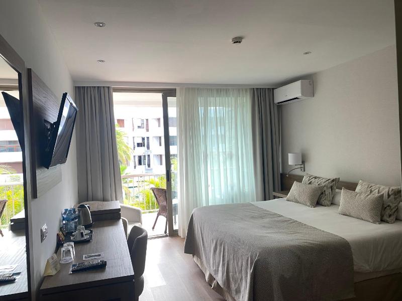 Double Room with Balcony and Pool View image 3