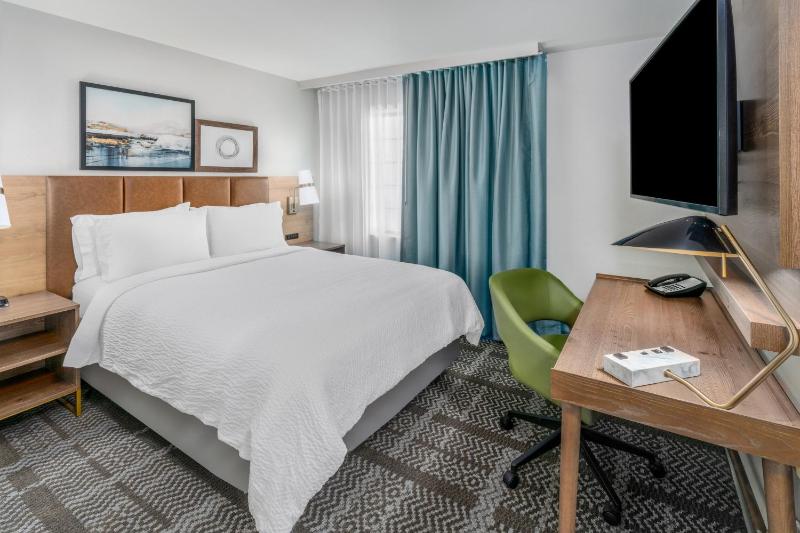 Deluxe Two-Bedroom Suite with Three Queen Beds image 4