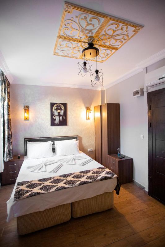 One-Bedroom Apartment image 2