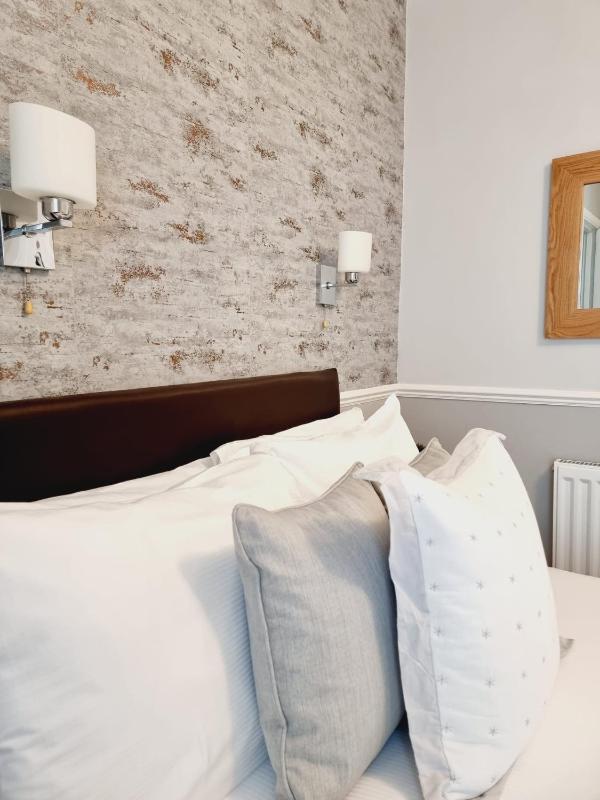 Small Double Room image 3