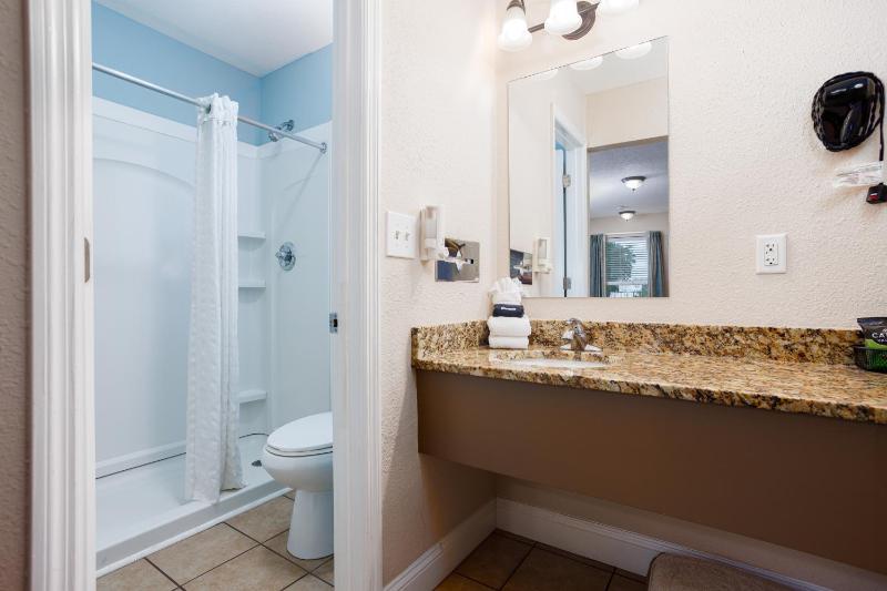 Queen Room with Two Queen Beds - Pet-friendly image 3