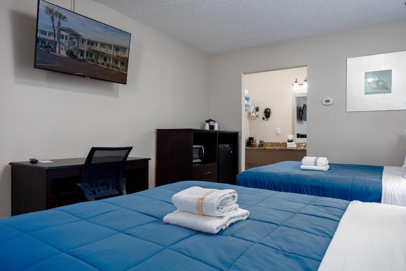 Queen Room with Two Queen Beds image 4