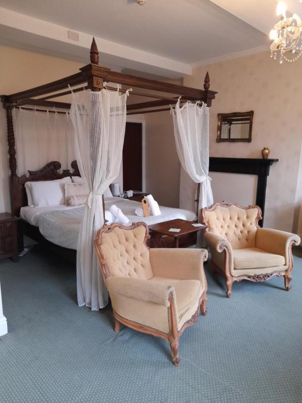 Double Room with Four Poster Bed image 4