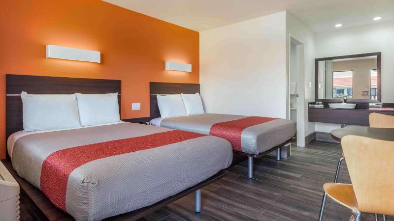 Quadruple Room - Disability Access - Non-Smoking image 4