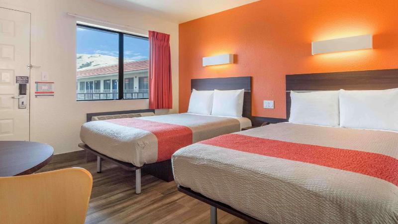 Quadruple Room - Non-Smoking image 1