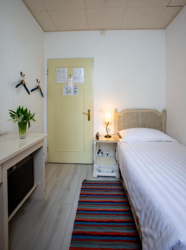Single Room image 3