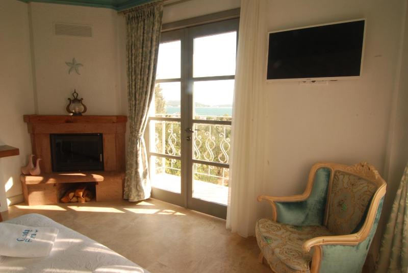 Deluxe Double Room with Sea View and Fireplace image 3
