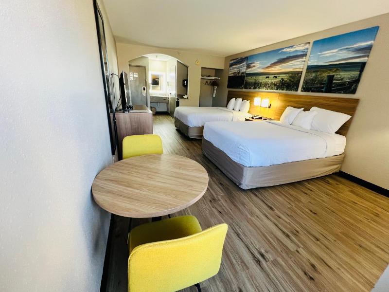 Queen Room with Two Queen Beds - Non-Smoking image 3