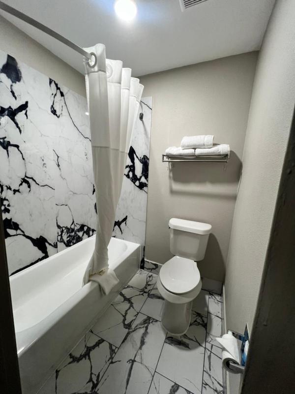 King Room - Non-Smoking image 2