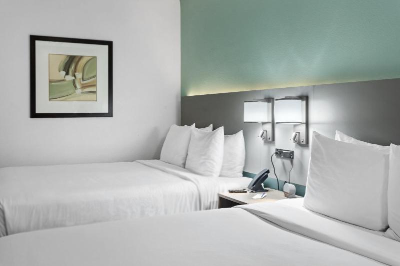 Queen Suite with Two Queen Beds - Non-Smoking image 4