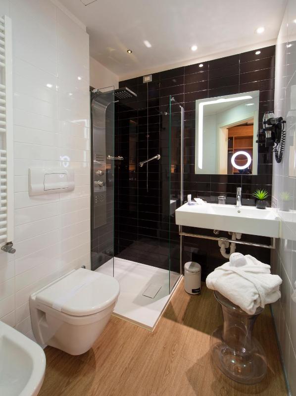 Deluxe Room image 2