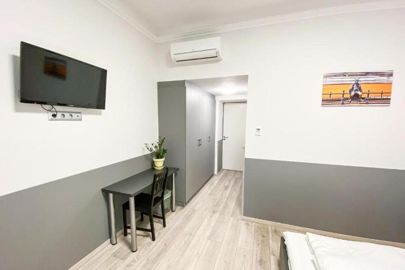 Single Room with Bathroom image 3