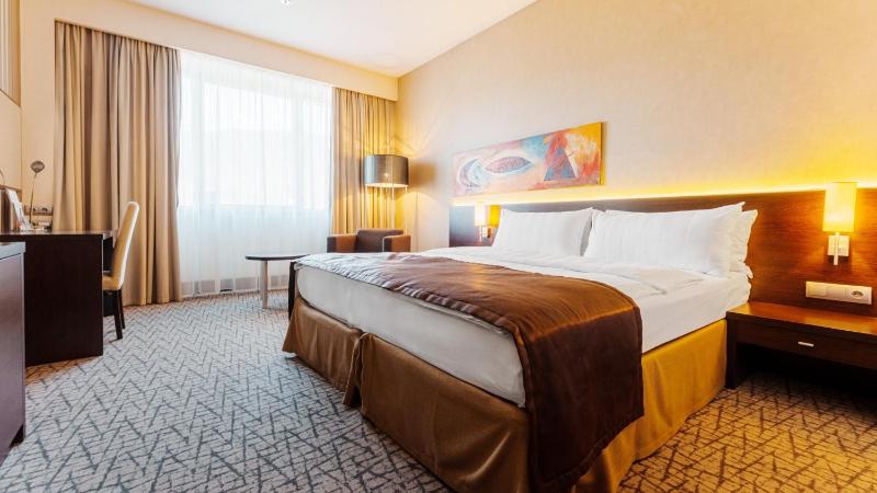 King Room with Mountain View image 2