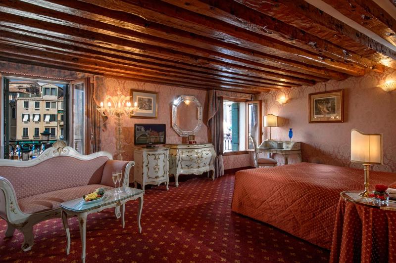 Junior Suite with Grand Canal View - no smoking image 4