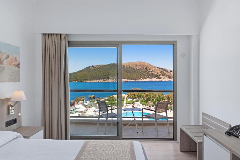 Double or Twin Room with Sea View image 3