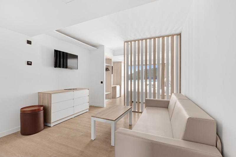 Junior Suite with Sea View image 3