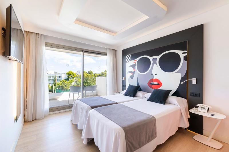 Superior Double or Twin Room with Pool View image 1