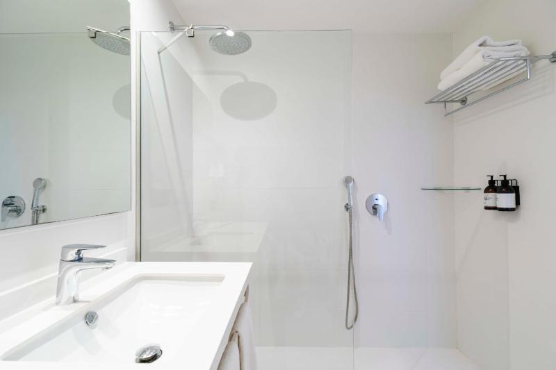 Superior Double or Twin Room with Pool View image 3