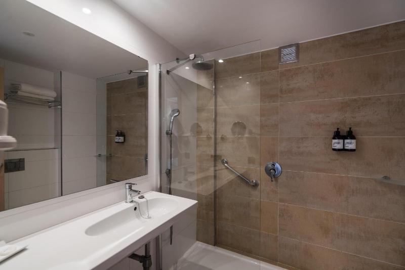Twin Room with Sea View image 2