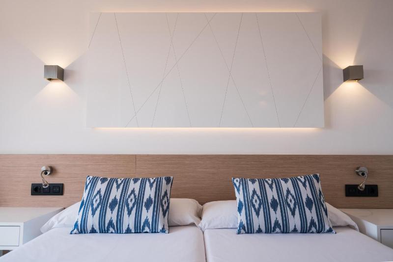 Twin Room image 4