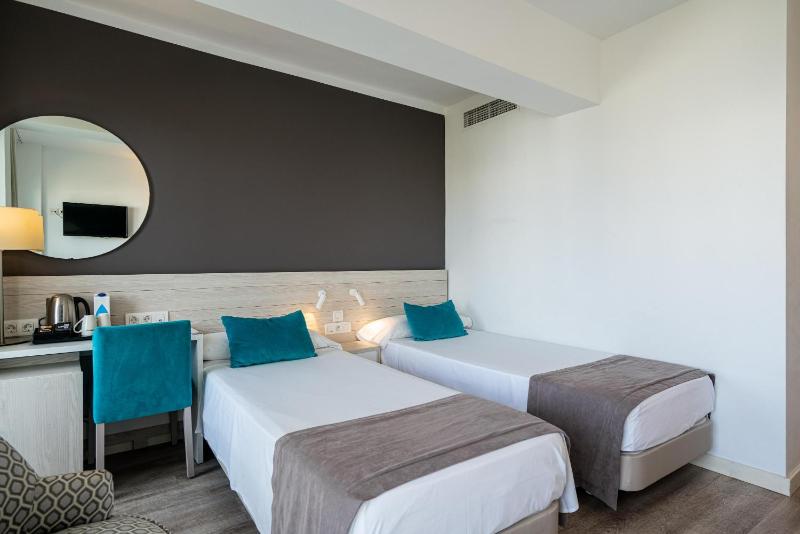 Twin Room with Balcony image 4