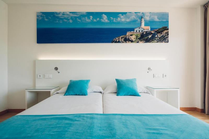 Double Room with Pool View image 4