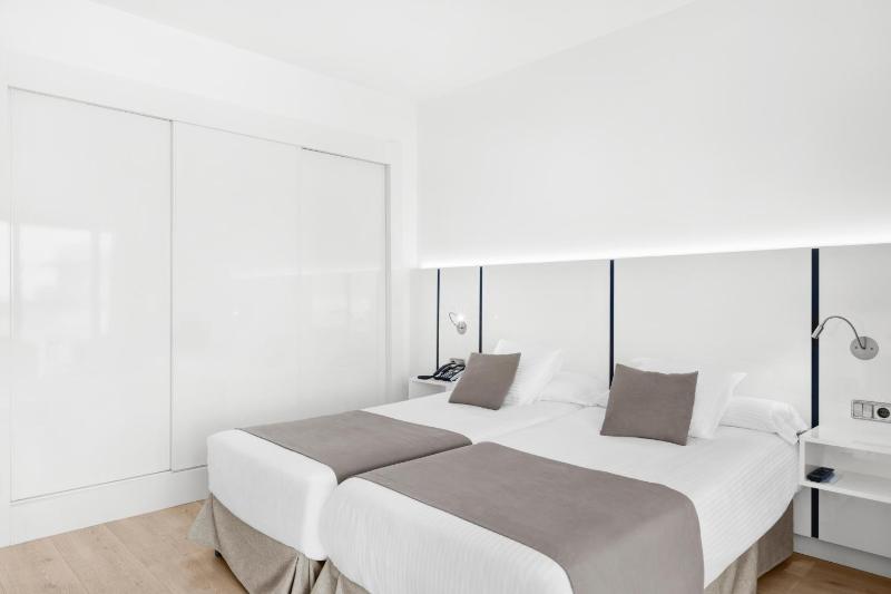 Superior Twin Room image 3