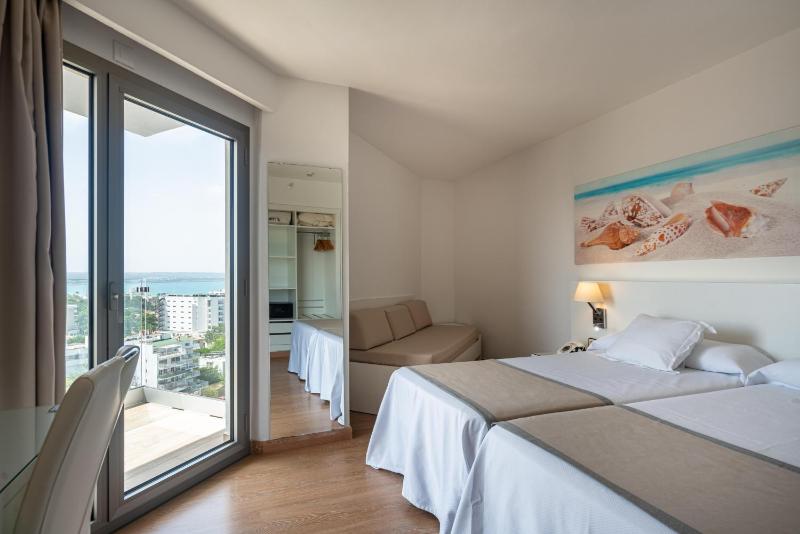 Double or Twin Room with Sea View image 1