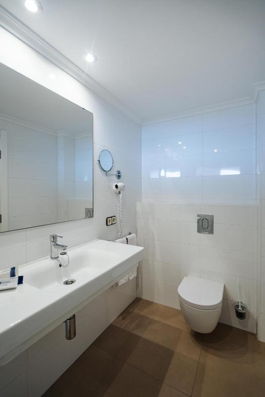 Double or Twin Room with Sea View image 3