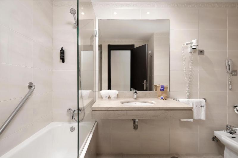 Twin Room (1 Adult) image 4