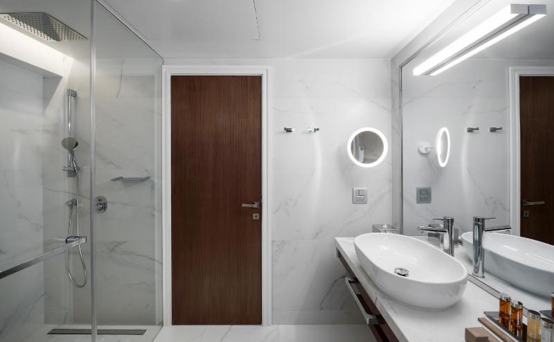 Deluxe Suite with Sea View image 4