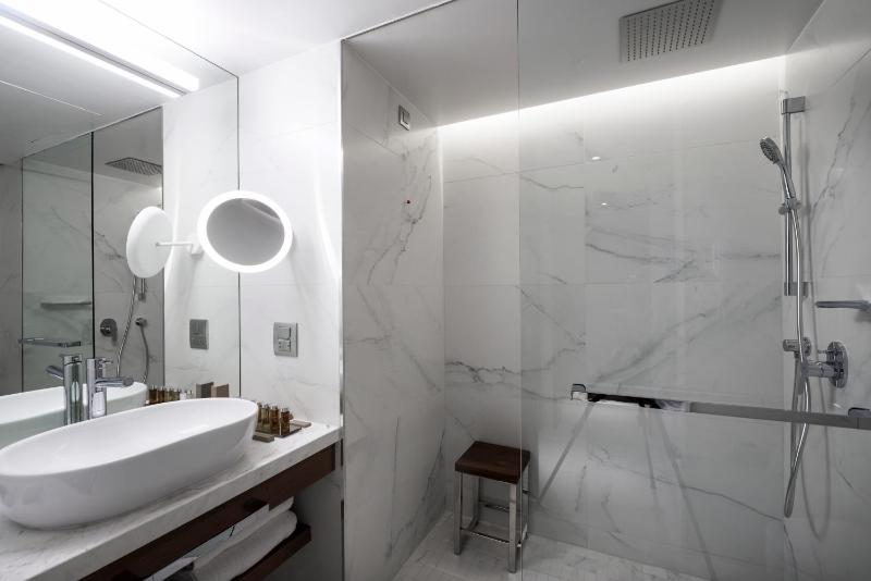 Deluxe Suite with Sea View image 2