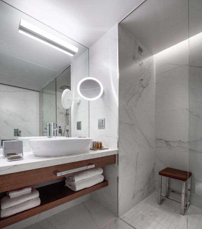 Deluxe Suite with Sea View image 3